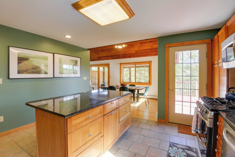 Charming Putney Home: Porch, Grill & Hiking Trails