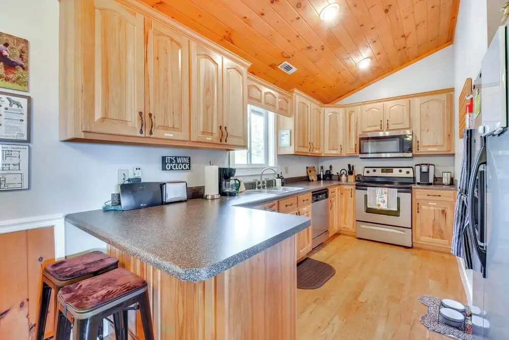 Lakemont Mountain Cabin with Game Room and Hot Tub!