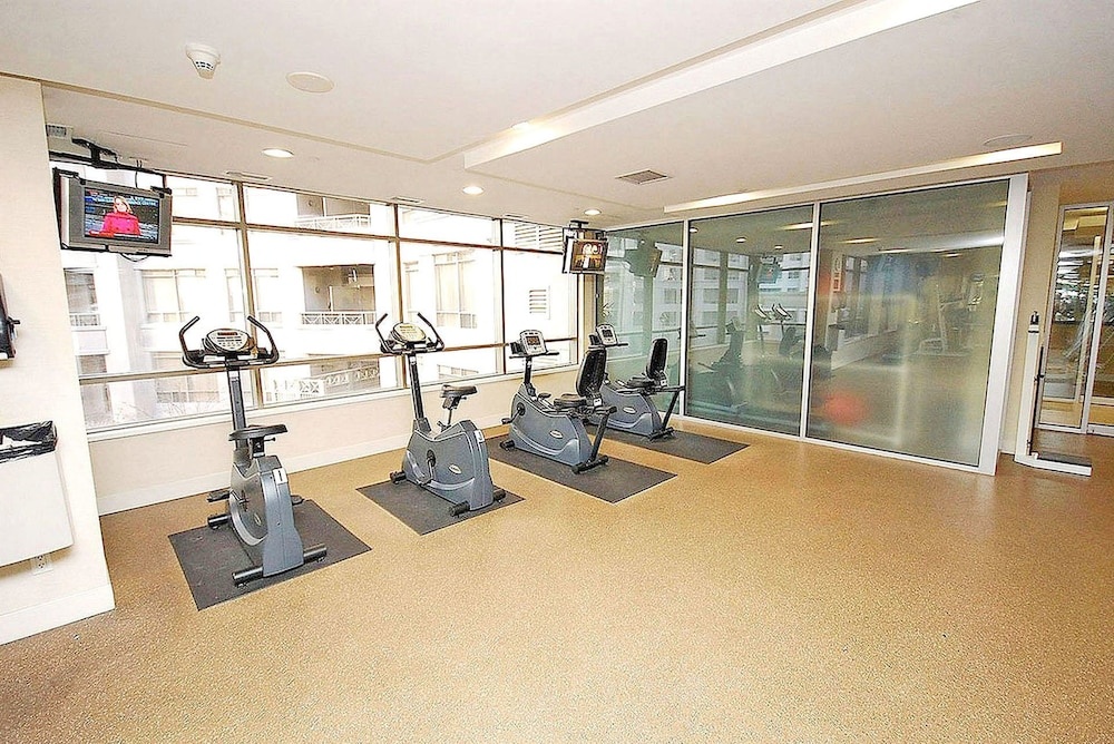 Sarkar Suites - 3888 Duke of York Blvd