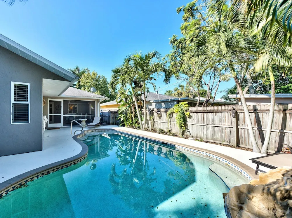 Comfy 3 bedroom with parking & close to everything