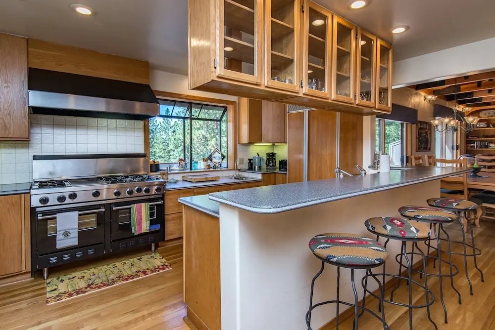 Roomy 5br W/ Hot Tub, Lake View & Beach Access 5 Bedroom Home