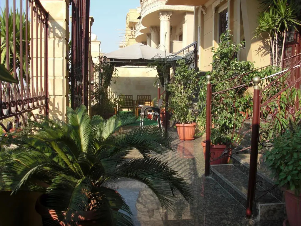 Cairo plaza Guest House