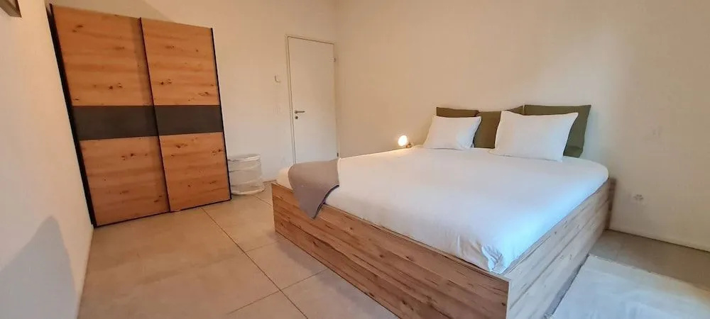 "central Brand New Apartment With Private Parking"