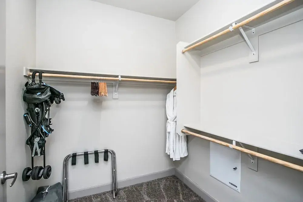 Rooftop Pool-Walk 2 shops-Dining-C4404