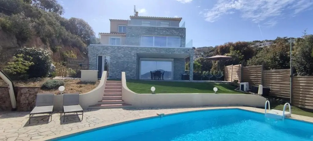 F4 a Porticcio Avec Piscine Et Vue Sur Mer