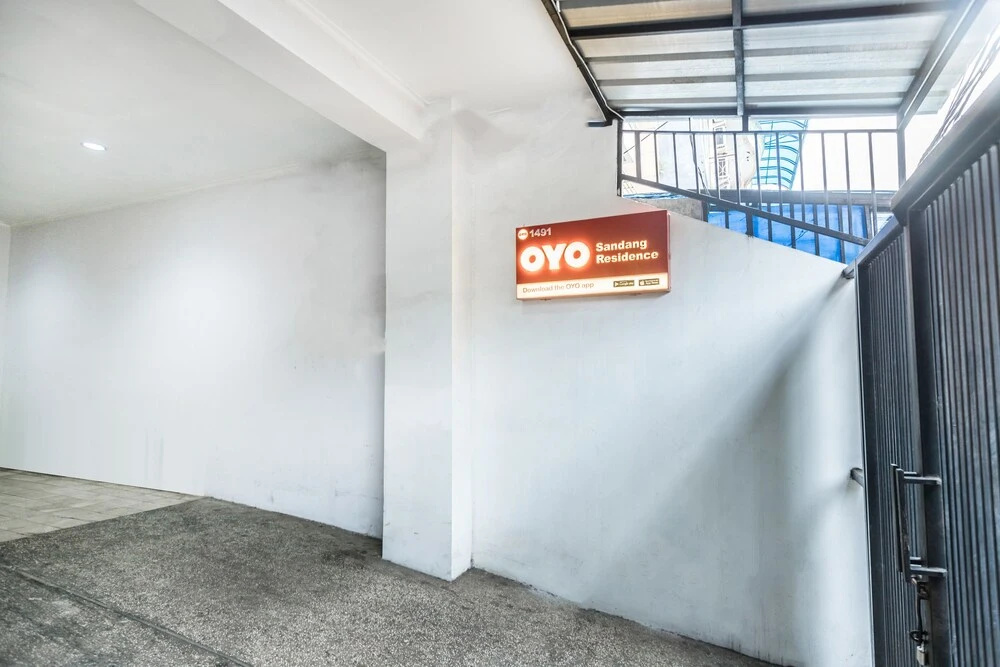 OYO 1491 Sandang Residence Near RS Patria IKKT