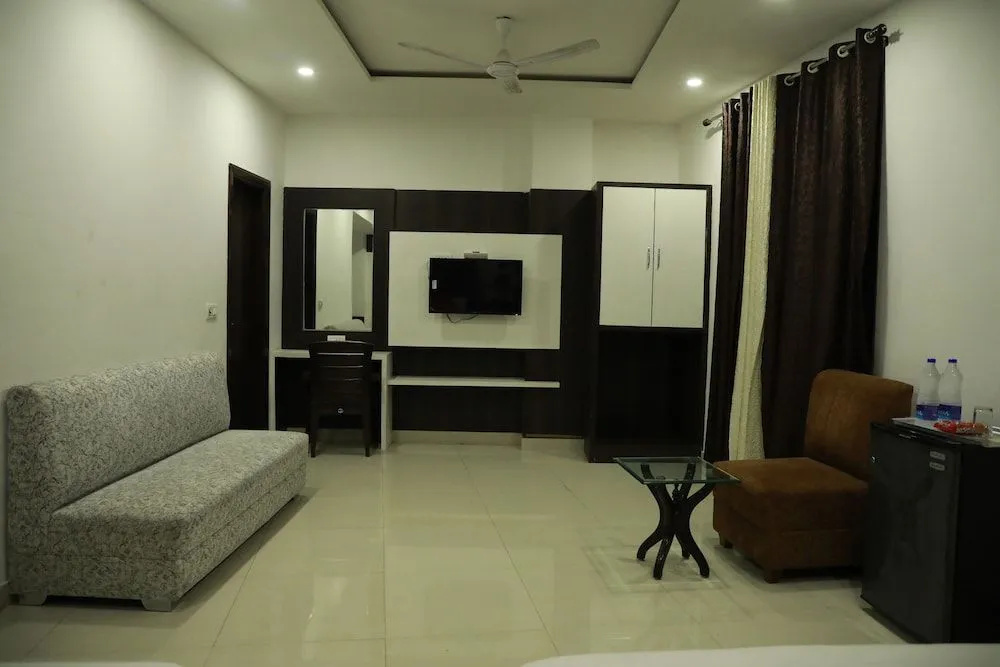 OYO 77326 Hotel Royal View