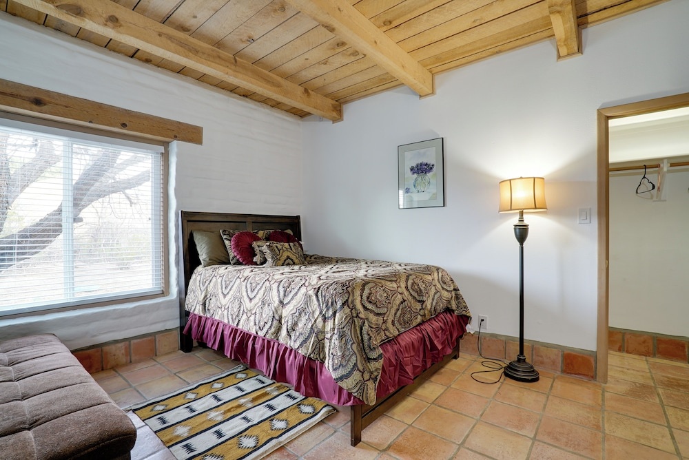 Las Cruces Home La Casa Blanca w/ Courtyard