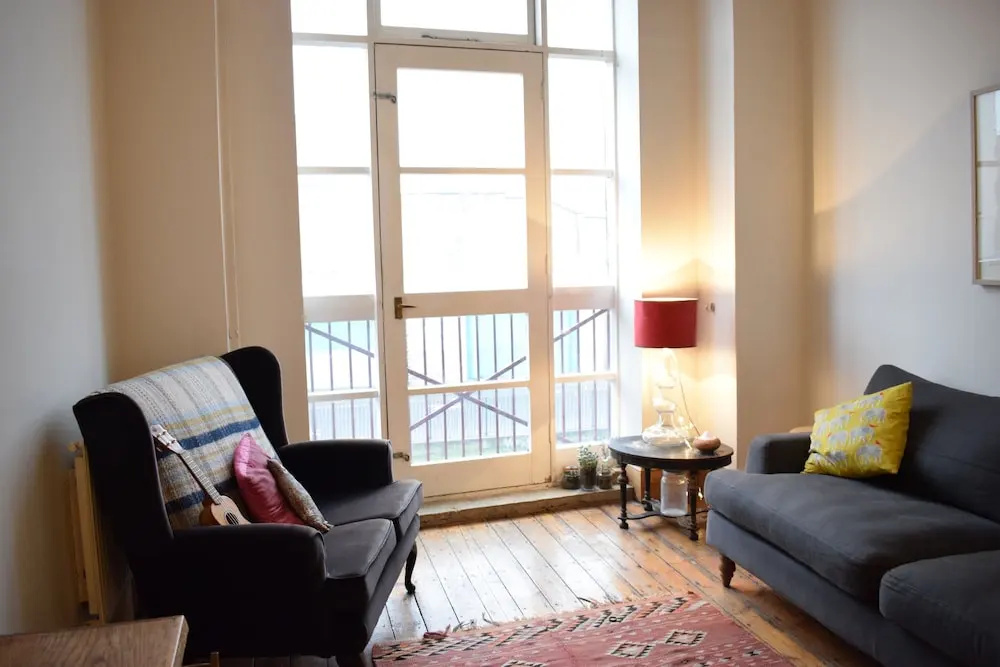 Bright 2 Bedroom Apartment With Canal Views