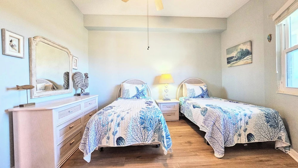 Surfclub Retreat 6th Floor Penthouse Corner! Wraparound Balcony! Ocean Views