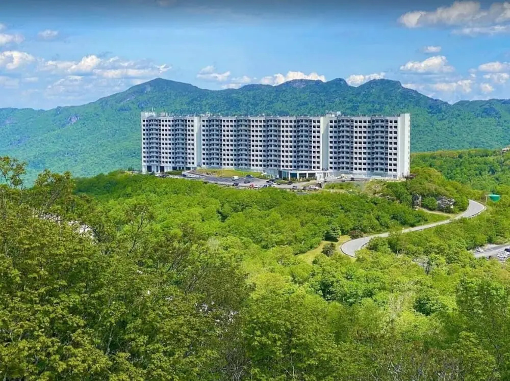 Uhost AI 2BR Condo Scenic Mountain Retreat