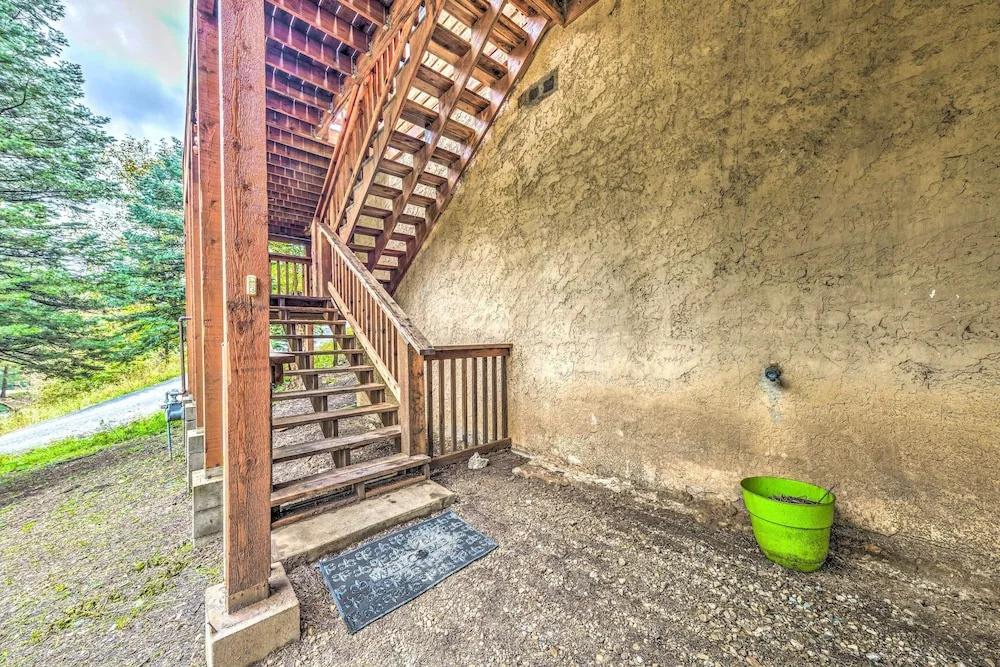 Updated Ruidoso Cabin w/ Spacious Deck & View