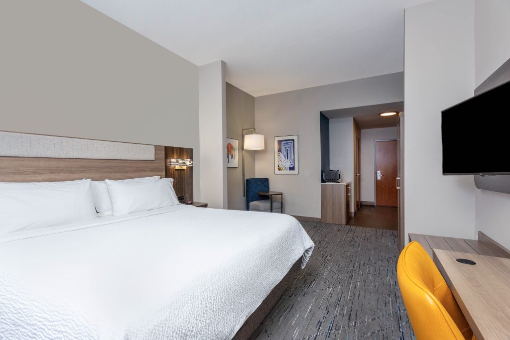 Holiday Inn Express & Suites Lantana by IHG