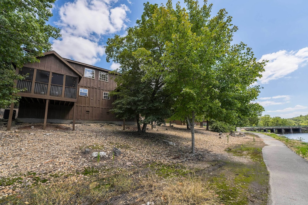 Lakefront Branson Cabin: 6 Mi to Branson Strip!