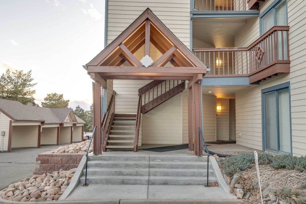 Englewood Apt w/ Patio in Denver Tech Center