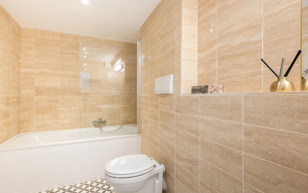 The Pimlico Gardens - Modern 3BDR with Patio & next to River Thames