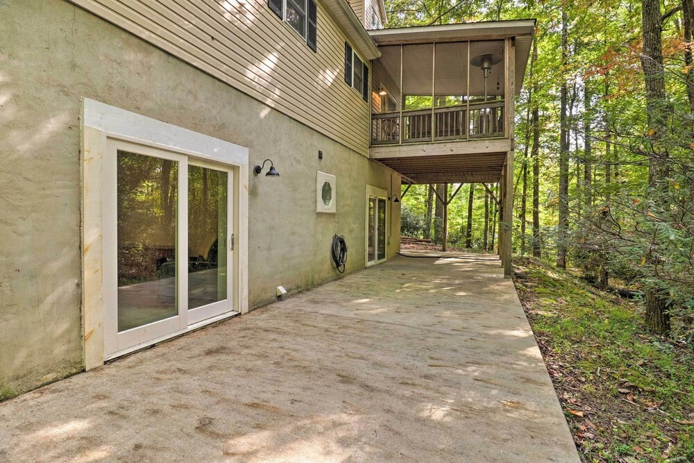 2 Mi to Sapphire Resort Home with Hot Tub and Games!