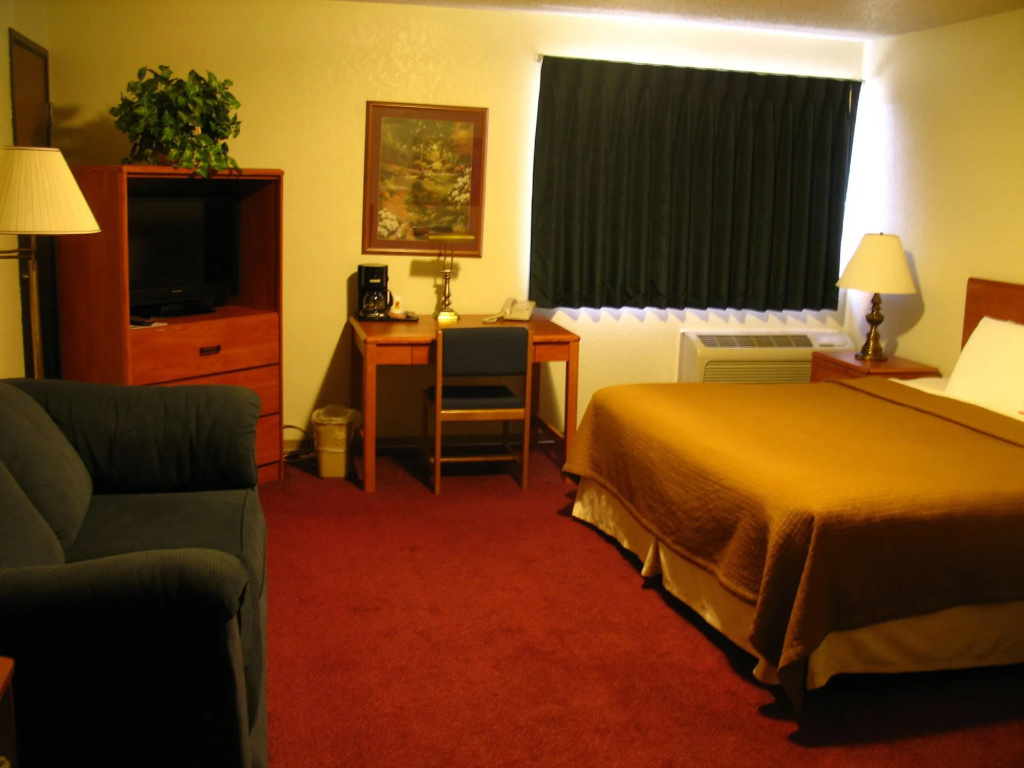 Super 8 by Wyndham Grand Rapids