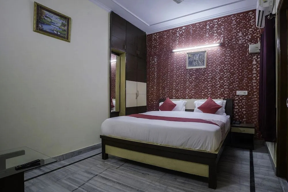 OYO 22533 Hotel Sunrise Blue