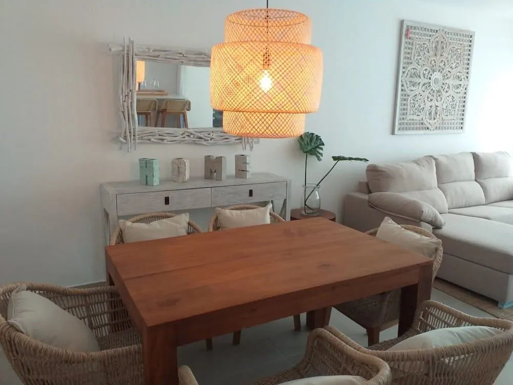 Luxurious Pent House Steps From The Beach. C4