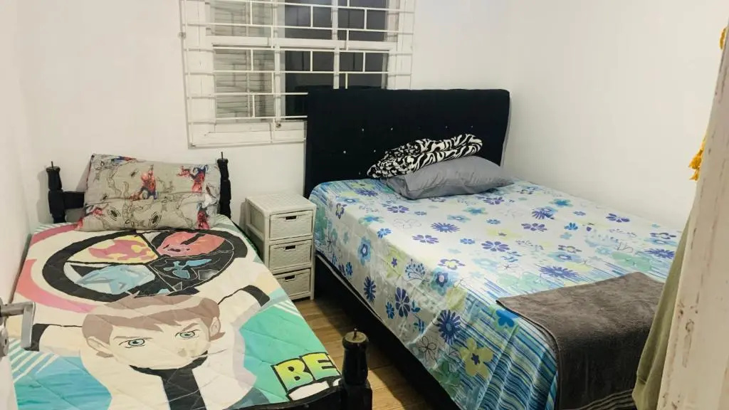 Lá casa de Cristal, Casa com piscina matinhos