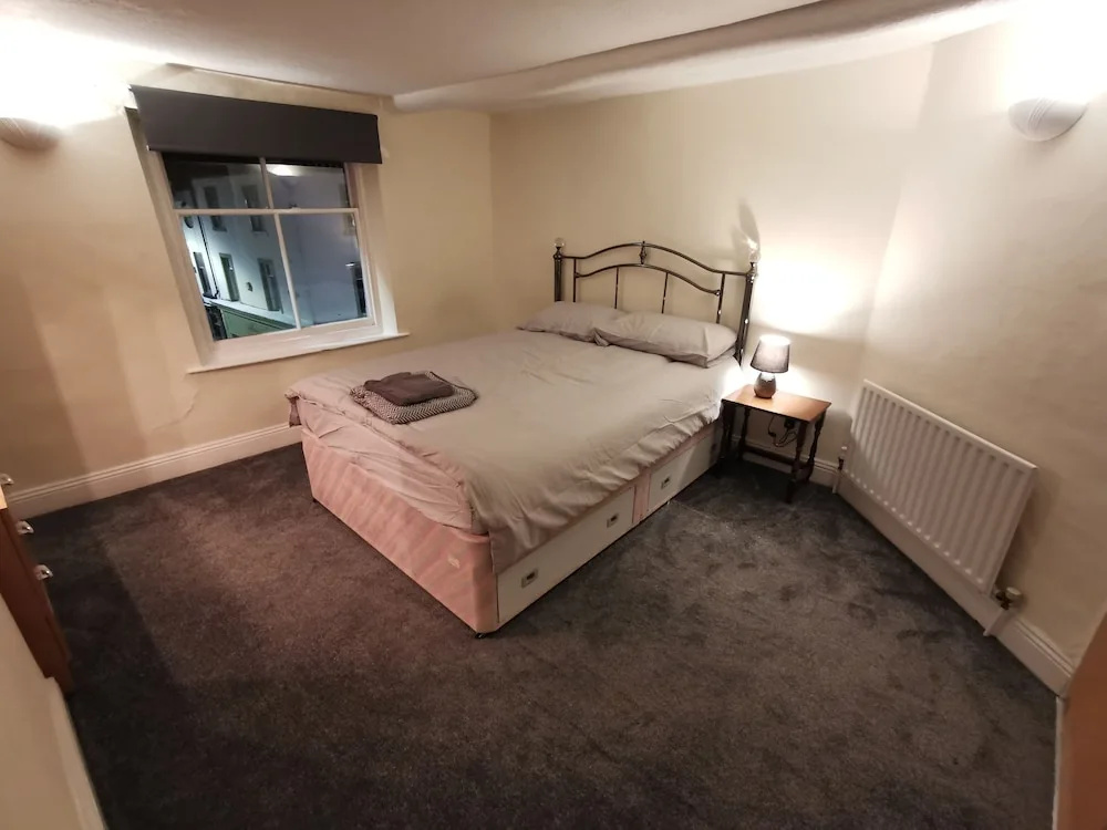 House - Sleeps up to 14 & Parking Available