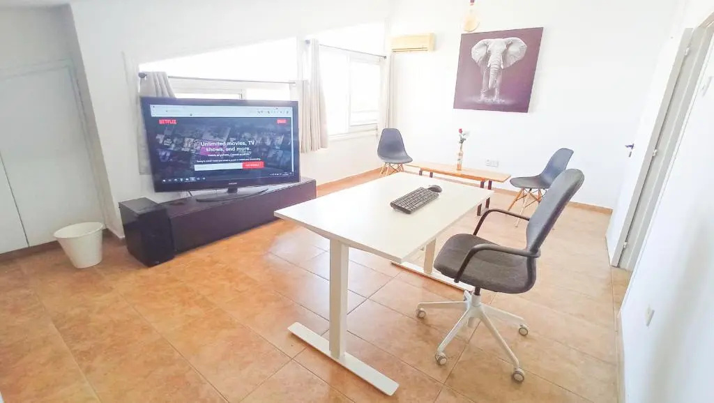 Luxury Maisonette Apartment -SEA VIEW, NETFLIX, GYM- 5 Min from Beach