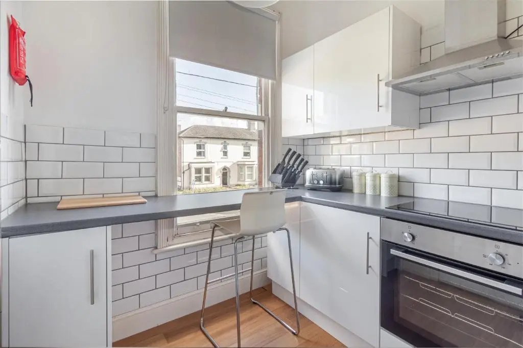 Modern 2 Bedroom Apartment with Free Parking!