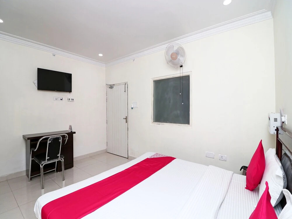 OYO 16551 Royal Aayoyjanam Hotel