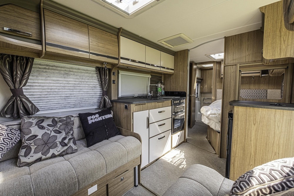 2 Double Bed Caravan - Secure Parking and Wifi