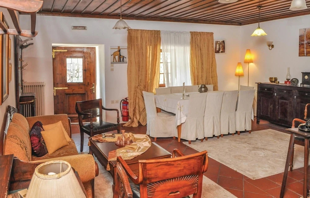 Nice Home in Portaria with Hot Tub, WiFi & 5 Bedrooms