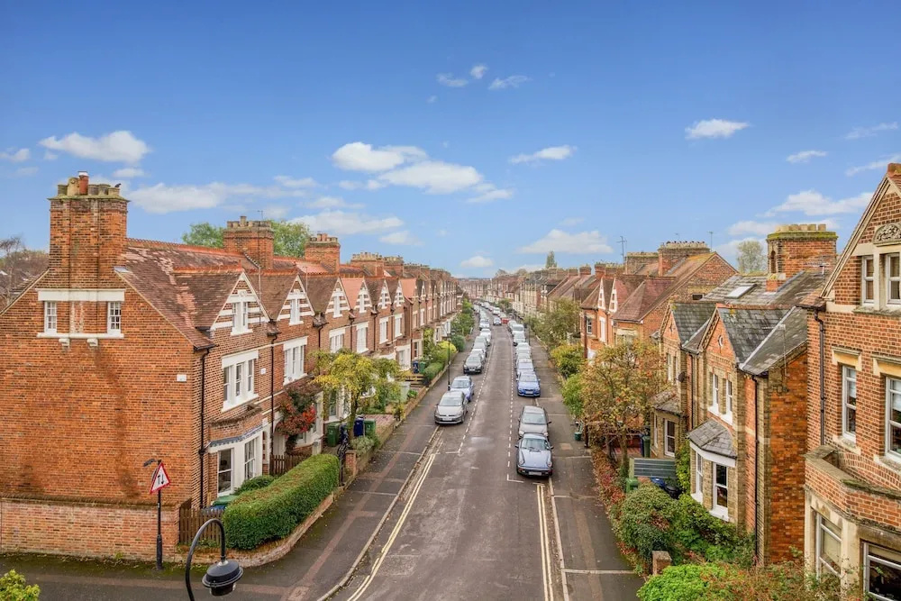 4 Bedroom Canalside Family Home in Oxford