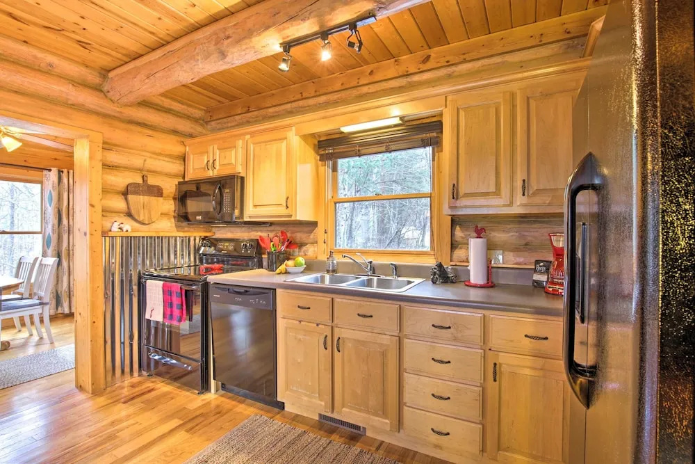 Blue Ridge Log Cabin w/ Hot Tub & Game Room!