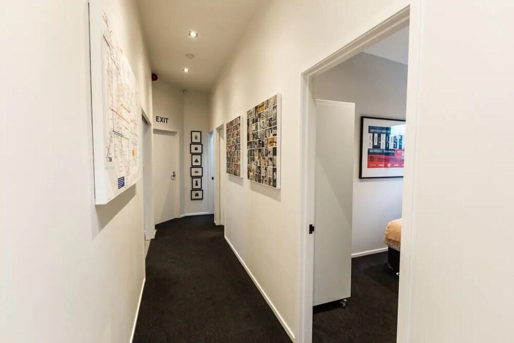 Designer 4 Bedroom Converted Loft Minutes to Skycity