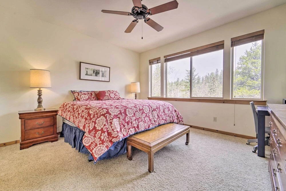 2 Mi to Donner Lake: Walkable Truckee Condo!