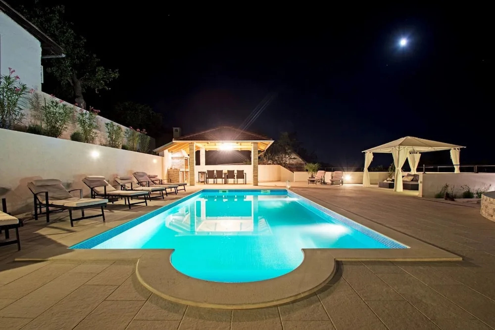 Pool House Edita