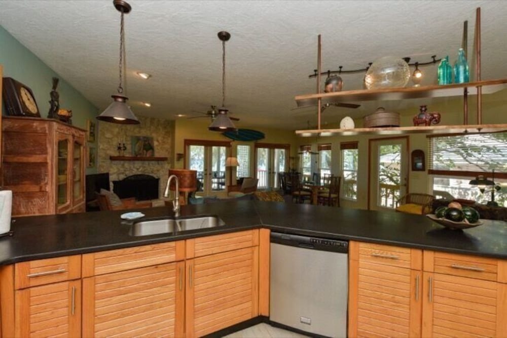 2903 Avenue F 3 Bedroom Home by RedAwning