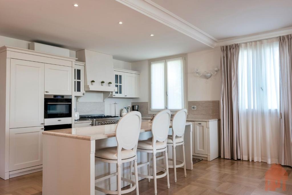 APT24 - Luxury Lakefront Onassis