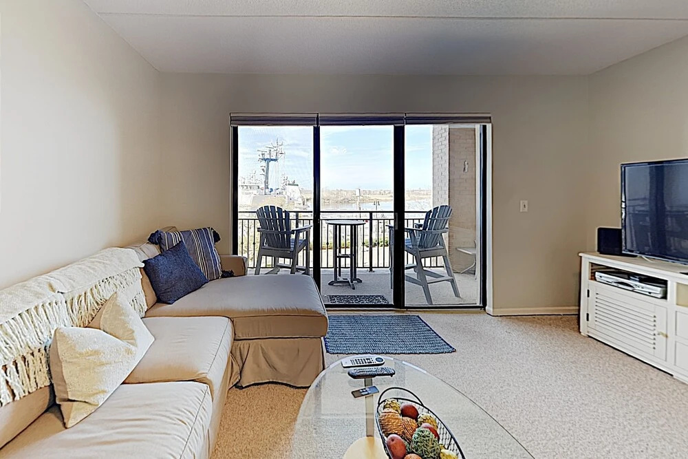 New Listing! Downtown Riverfront W/ Balcony 1 Bedroom Condo