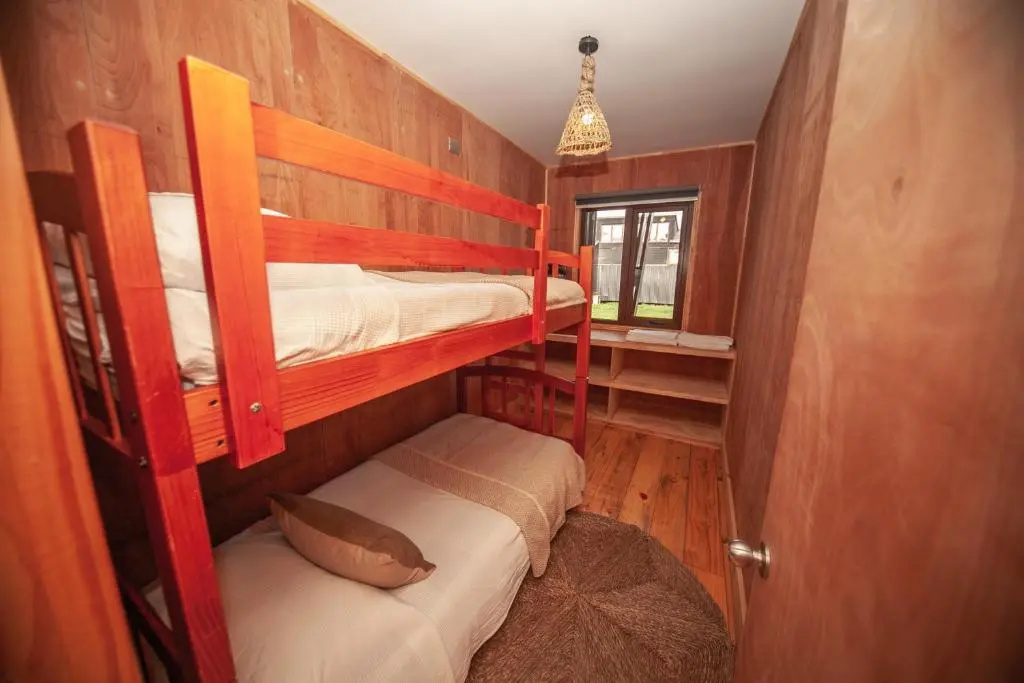 Hermosa cabaña 3, con tres dormitorios y un baño.
