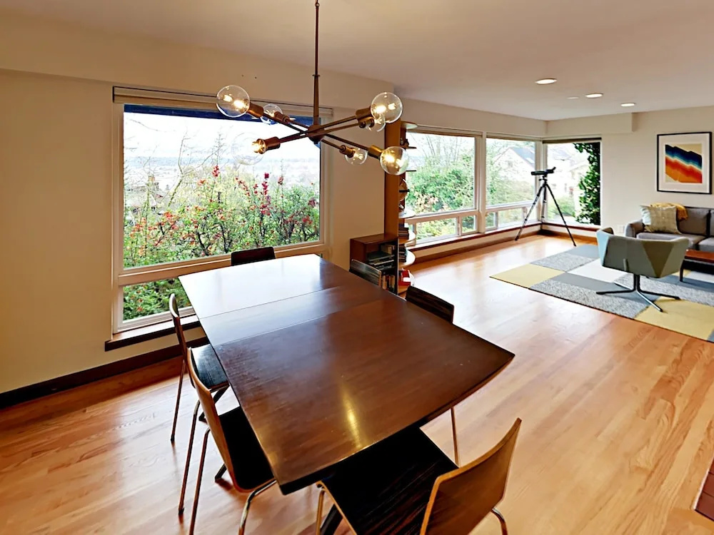 3BR Mountain View House in Seattle by RedAwning