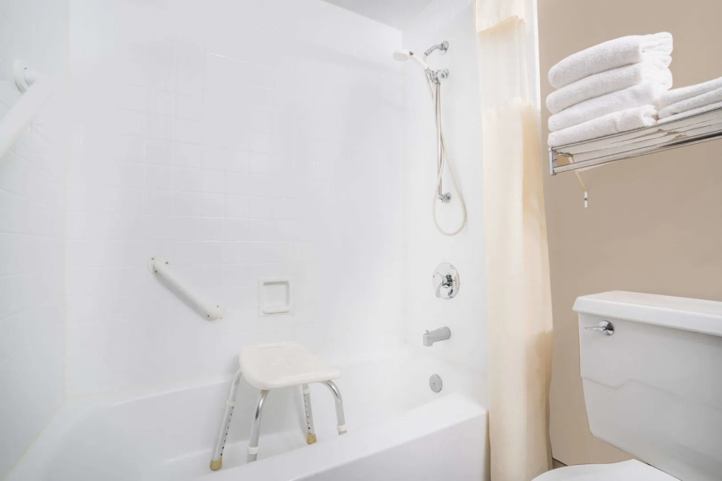 Norwood Inn & Suites La Crosse