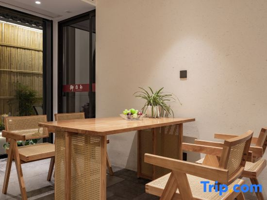 Zhenshui Courtyard · 180° River-View · Designer's Aesthetic | Panoramic Resort Guesthouse (Xitang)