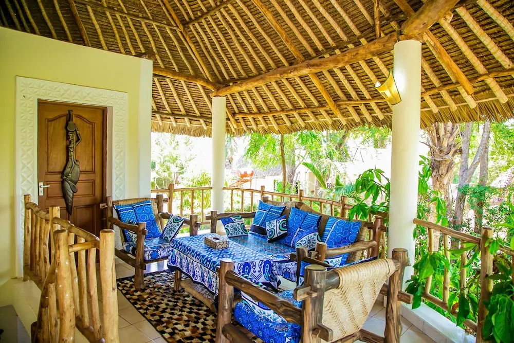 3 Bed Cottage Sleeps 6- Pool, Chef Option, Parking