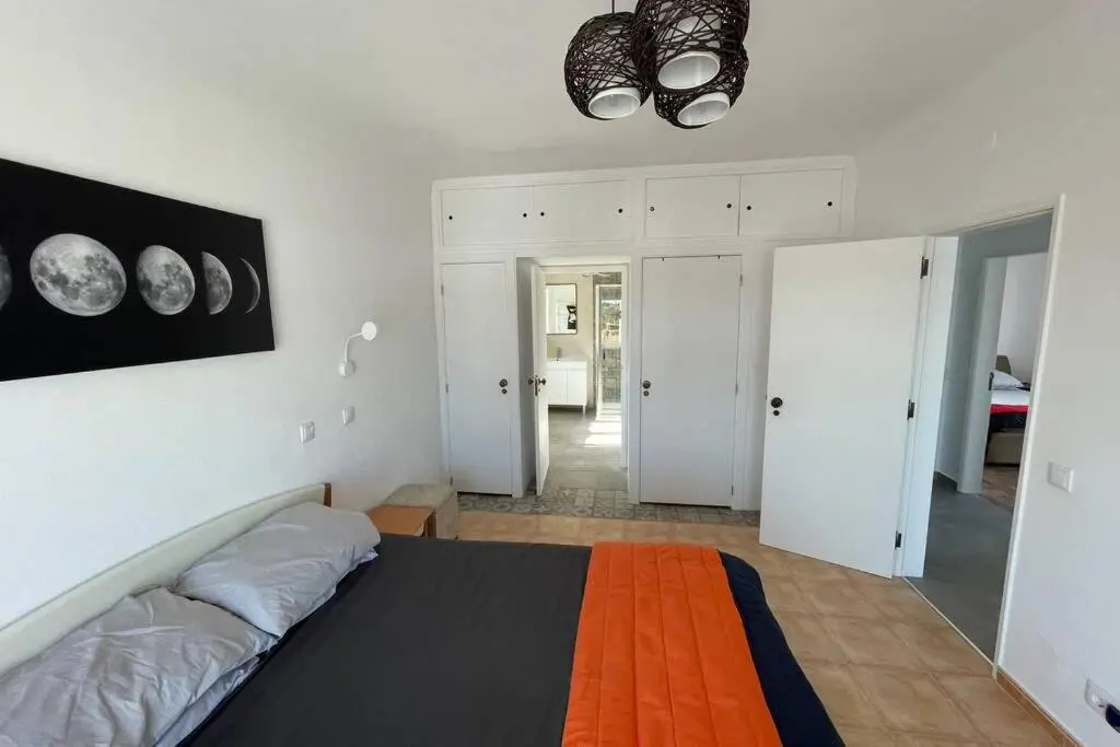 Spacious Villa. Large Rooftop. 4 Bedroom Sleeps 8