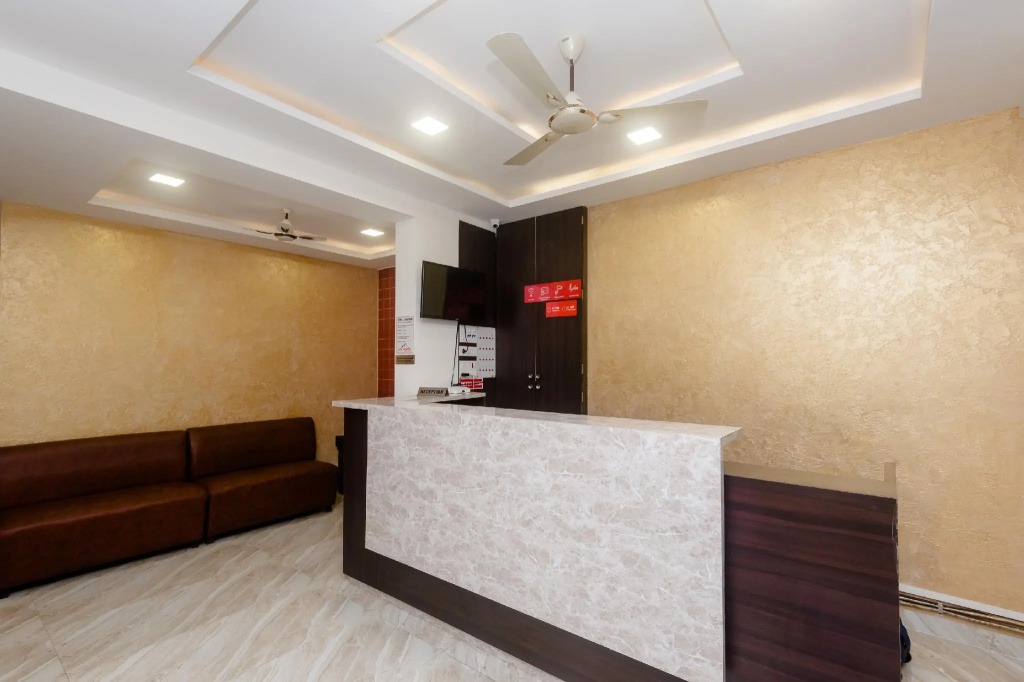 OYO 27896 Everest Inn