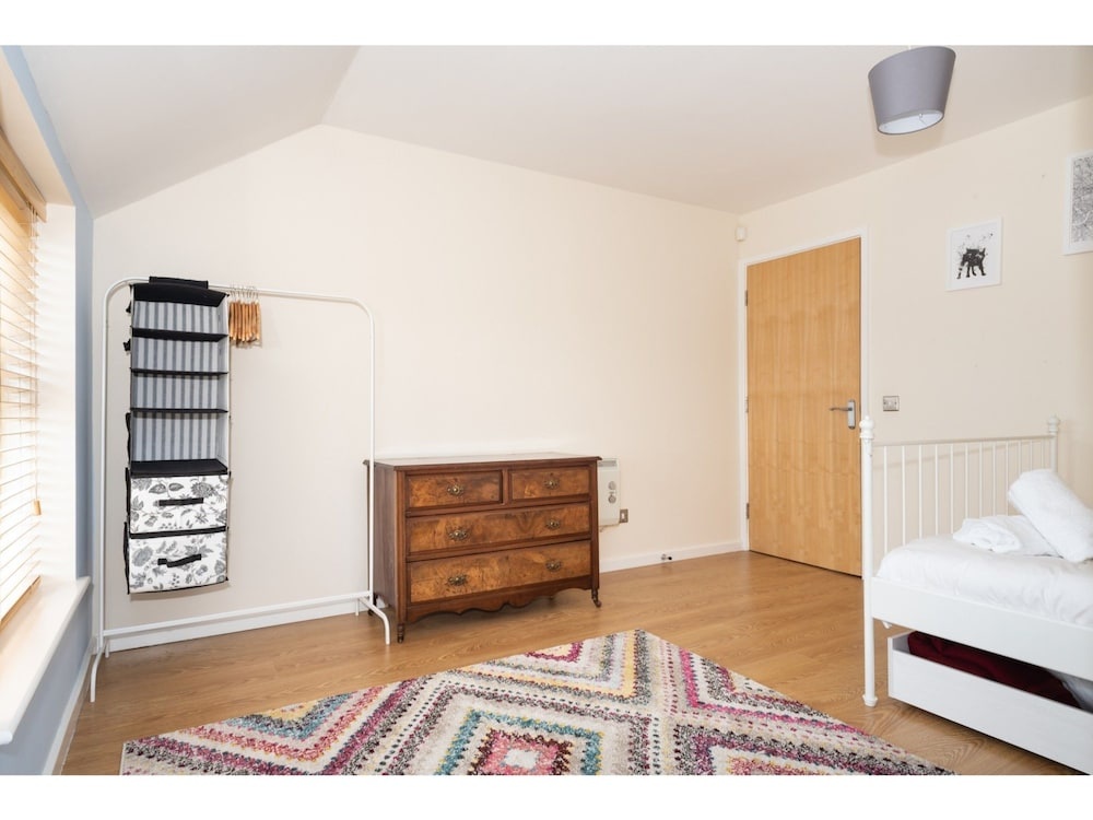 Bright & Modern, 1 Bedroom Apartment for up to 4
