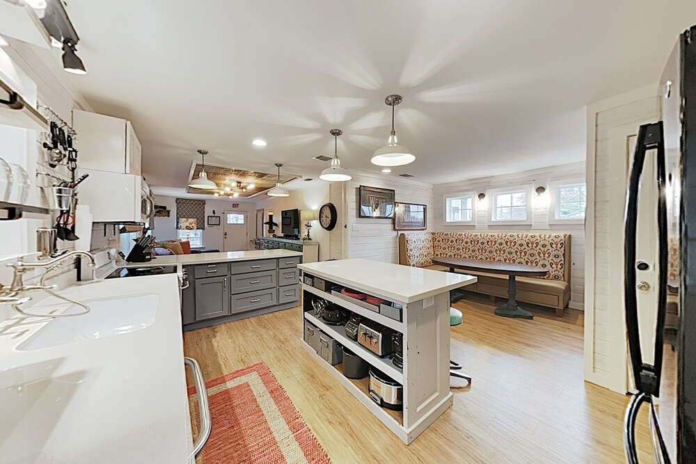 Updated West North Inn, Walk To Schlitterbahn 3 Bedroom Home