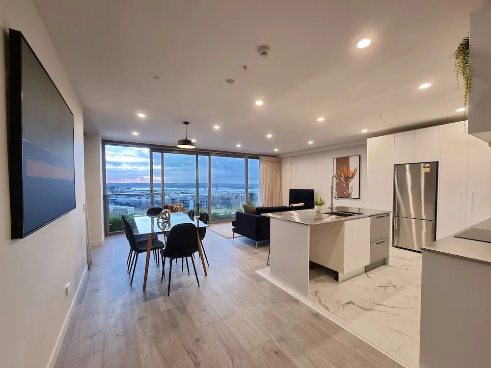 Luxe Apt w Harbour-Sunset Views -Parking