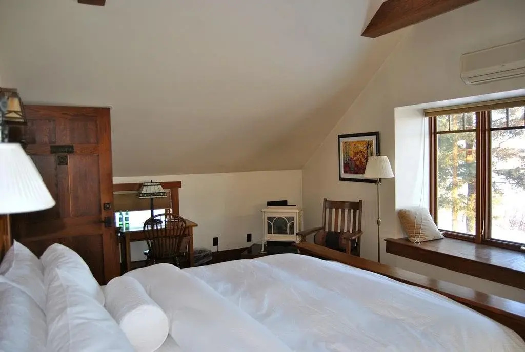 White Pillars Lodging
